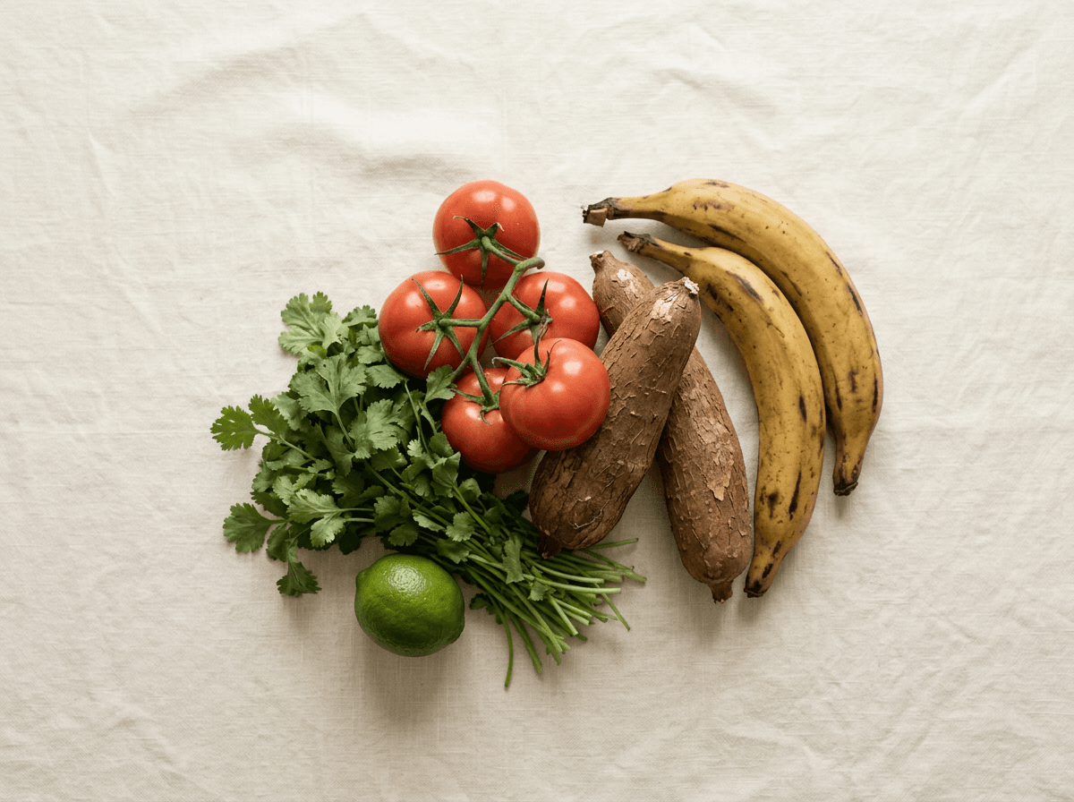 Tomates, yuca, banano y cilantro frescos sobre lino